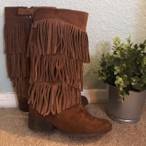 Girls brown fringe boots.